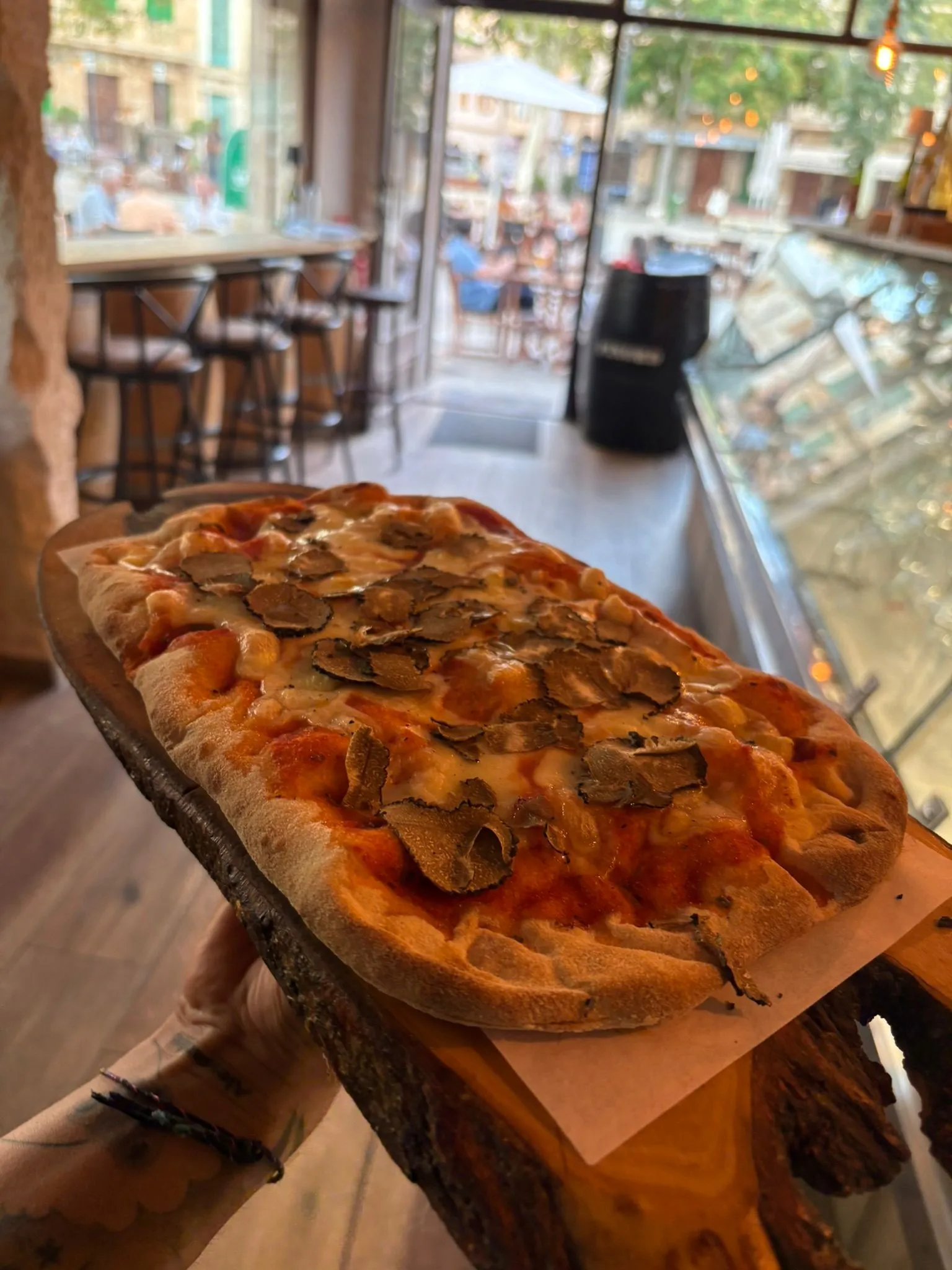 Focaccia con burrata, tomate y romero