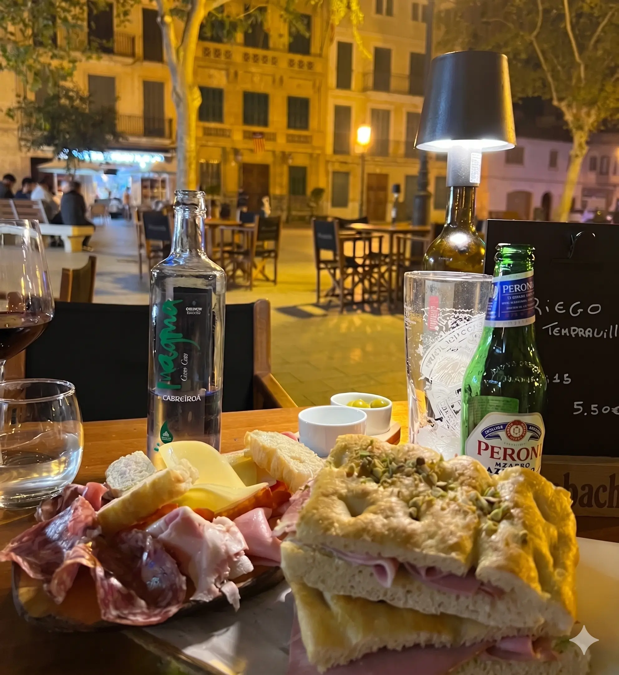 Mesa en la plaza